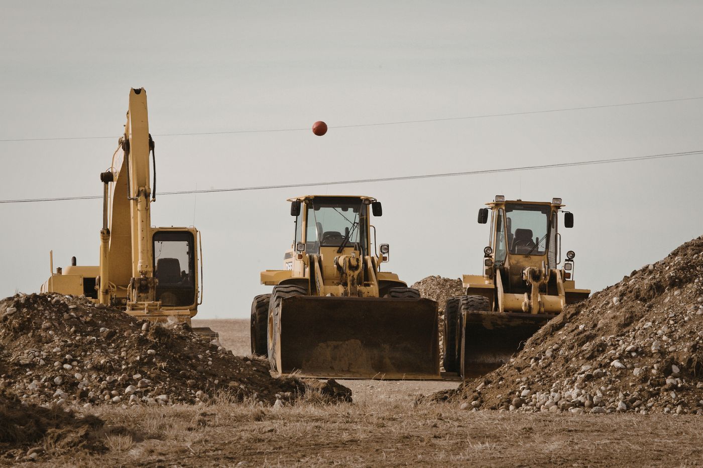 Excavadora y payloaders de la flota trabajando en obra