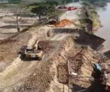 Vista aérea del dragado y canalización de un río