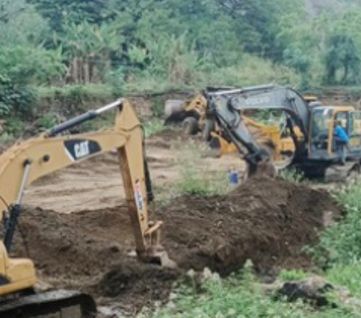 Excavadoras trabajando en el cauce de un río