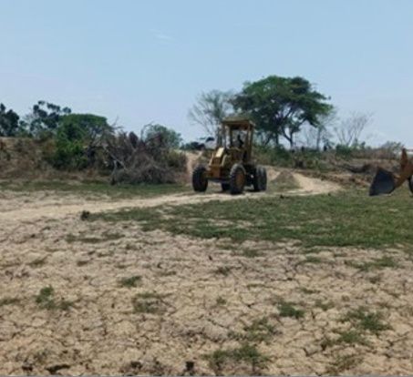 Maquinaria realizando movimiento de tierras